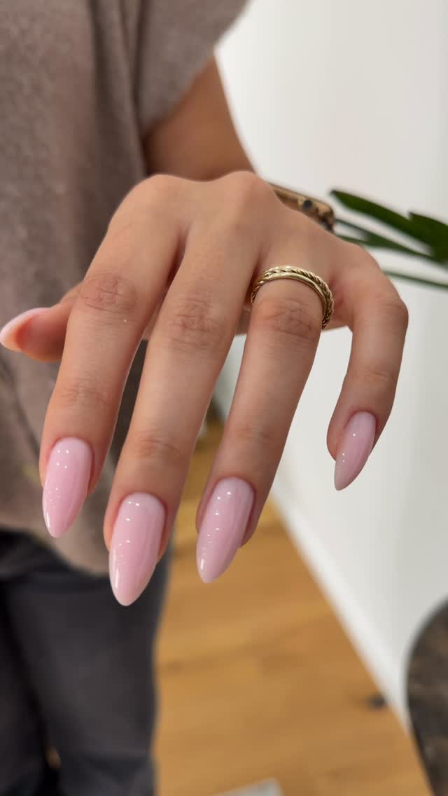 Gel in zartem Rosé, Mandelform