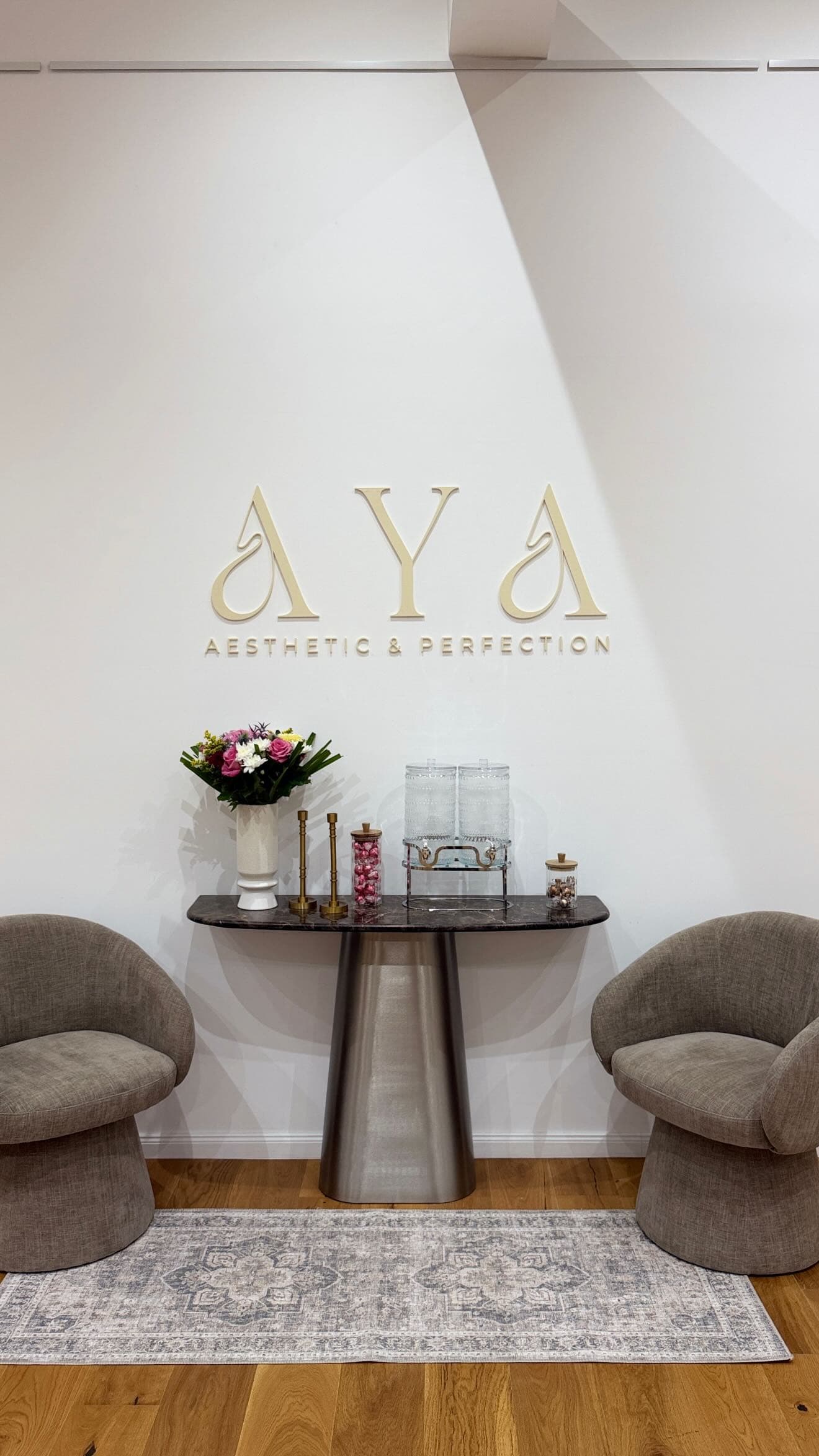 Empfangsbereich von Maison Aya mit Konsole und Blumen